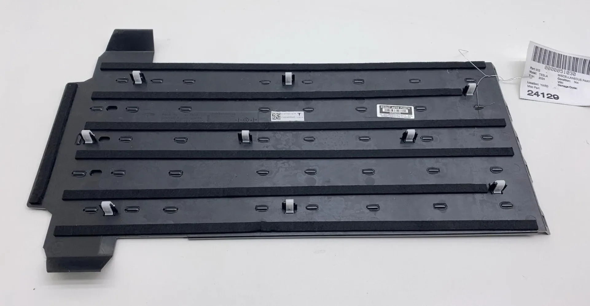 1977827-00-B Центральна підлогова накладка — нижня CENTER FLOOR TRIM – LOWER