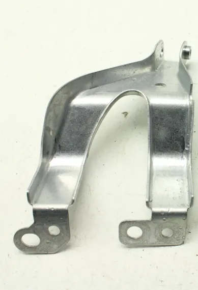 1875752-00-D Кронштейн дисплея приладової панелі – ліва сторона IP DISPLAY BRACKET – LEFT HAND