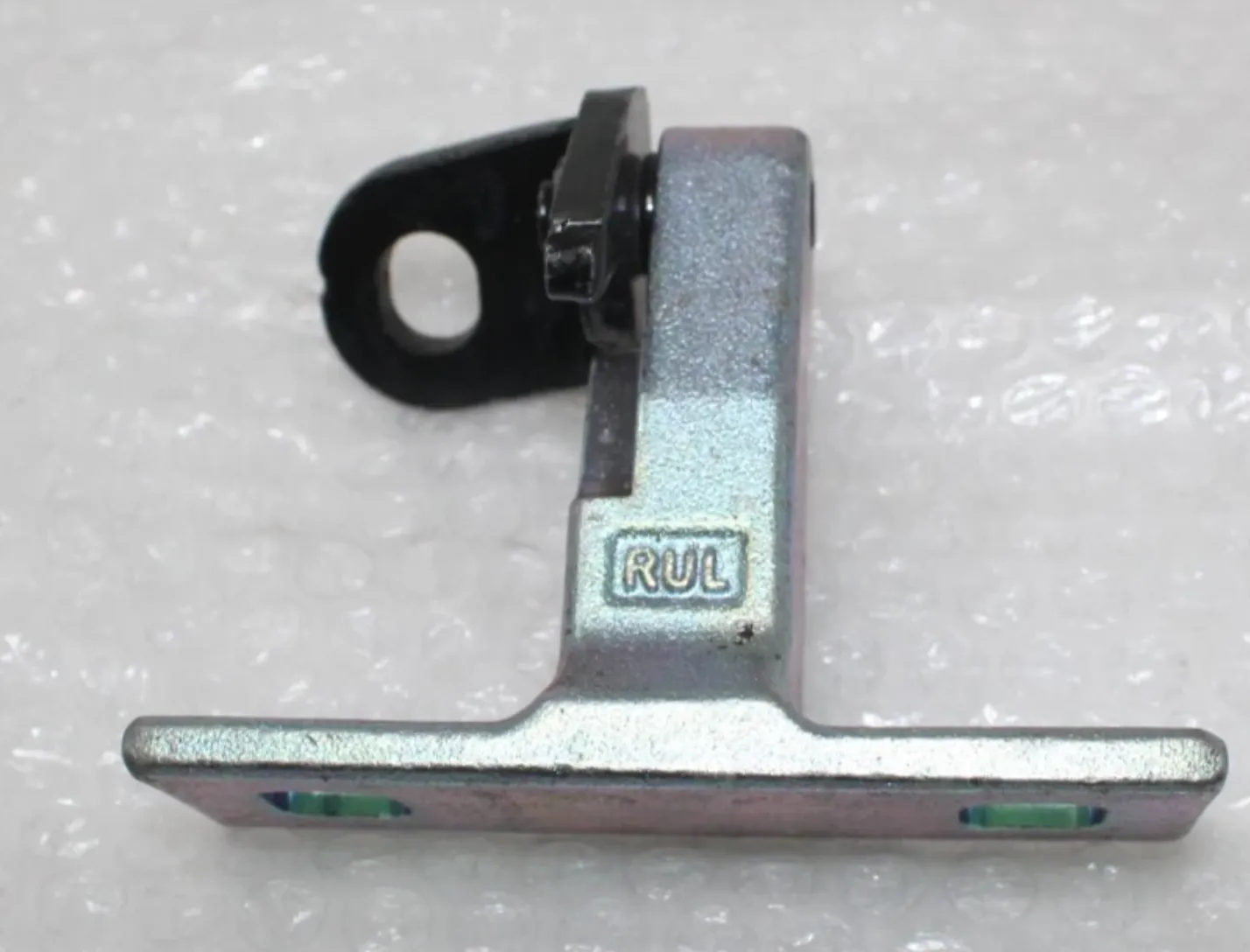 1801462-ST-A Верхня петля задніх дверей ліва DOOR HINGE – REAR – UPPER – LEFT HAND