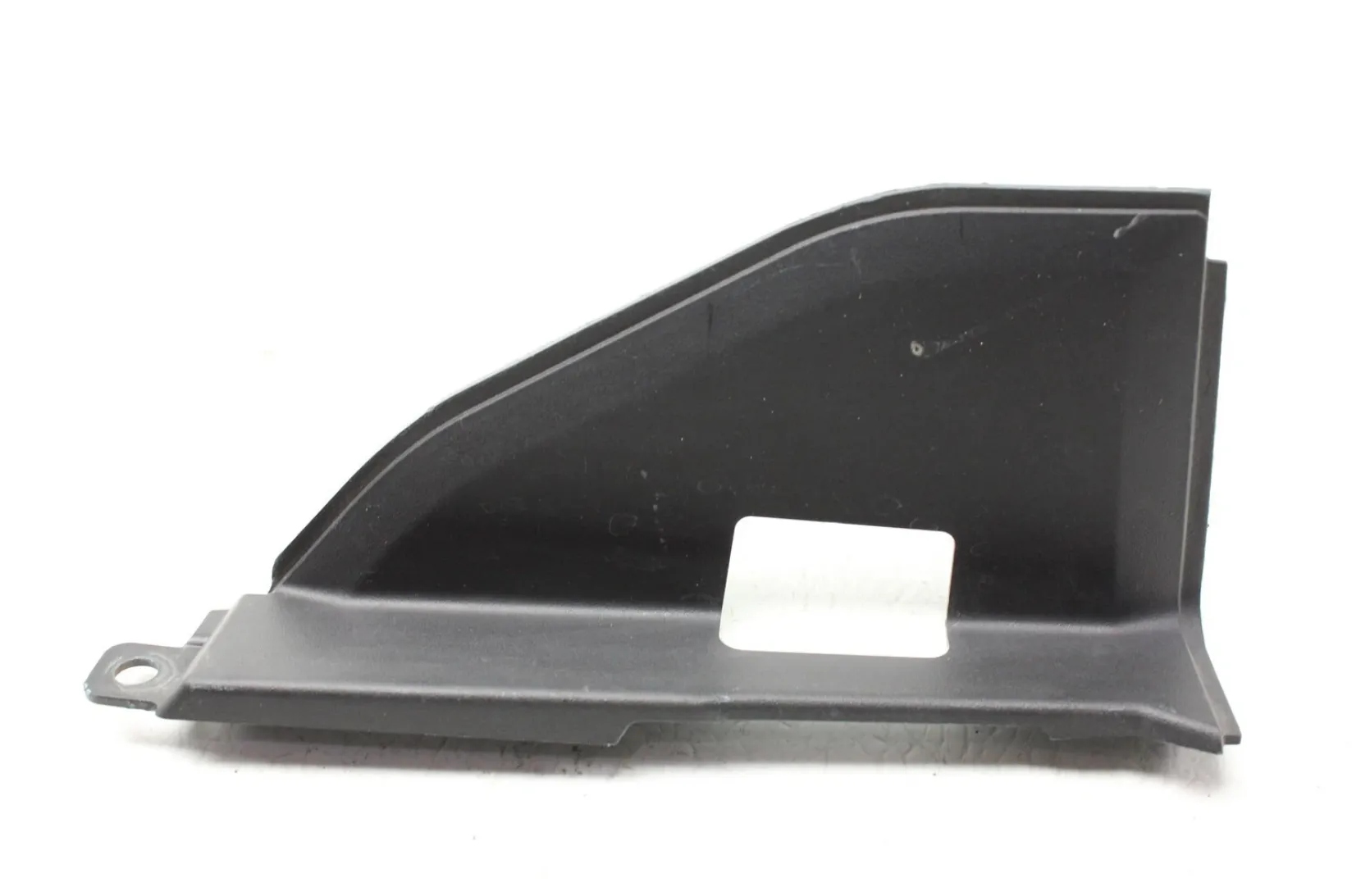 1922105-00-D Накладка-заглушка заднього ліхтаря – ліва сторона REAR LAMP CLOSEOUT APPLIQUE – LEFT HAND