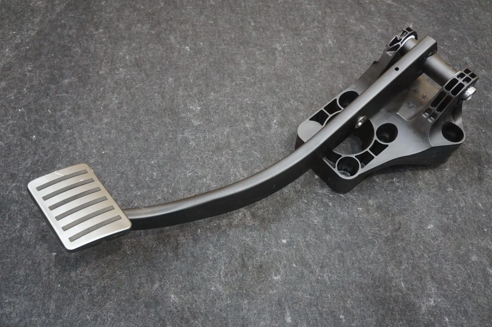 1250691-01-C Педаль гальма BRAKE PEDAL