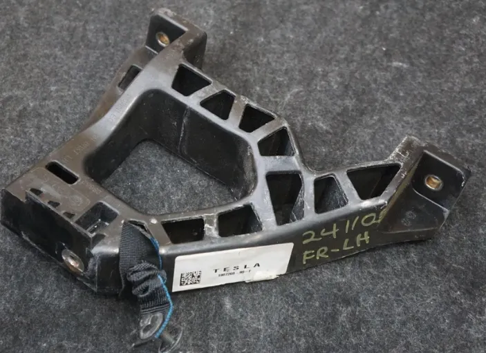 1807269-99-F Кронштейн нижньої стійки приладової панелі — лівий IP DOWNLEG BRACKET – LEFT HAND