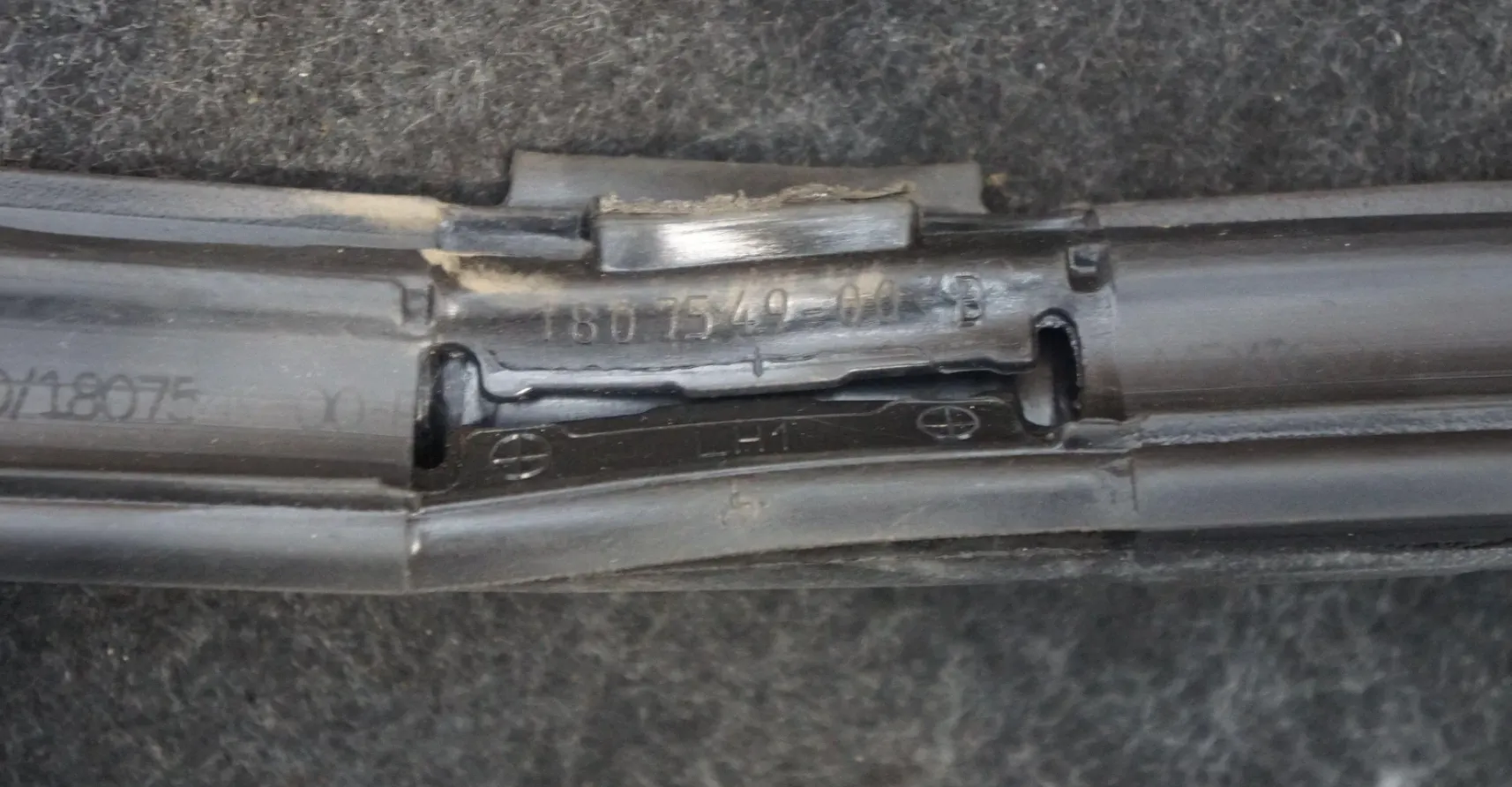 1807550-00-B Ущільнювач даху правий HEADER SEAL – RIGHT HAND