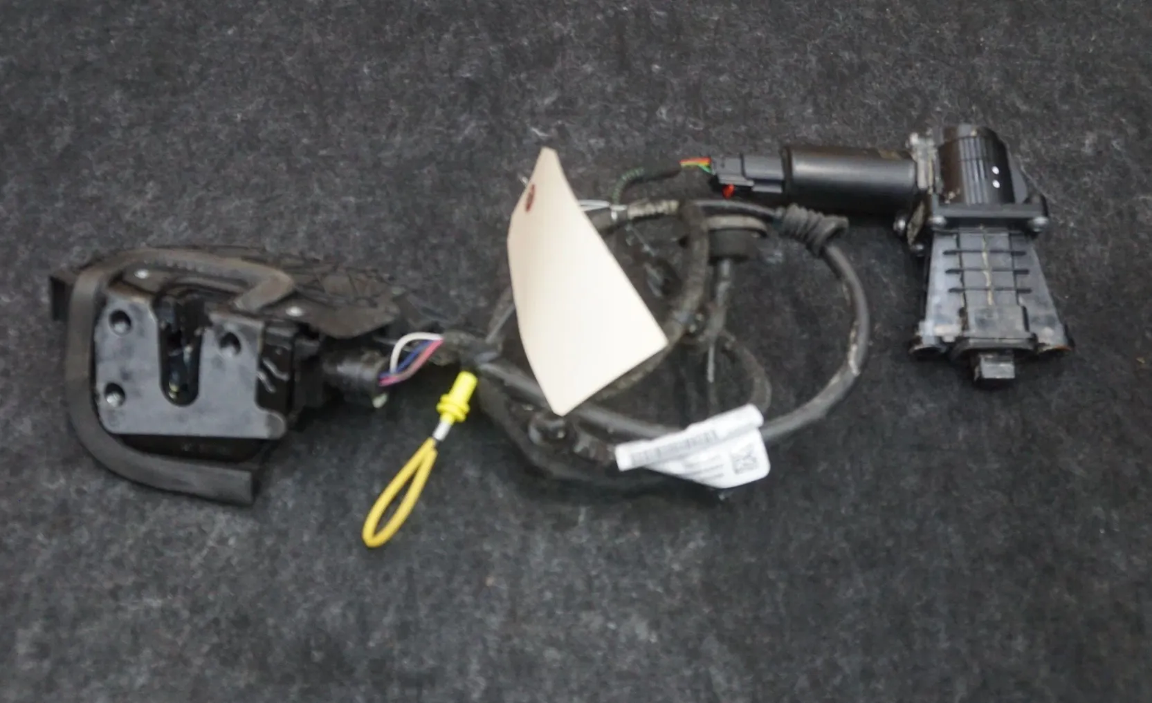 1852218-00-D Засувка (замок) задніх лівих дверей DOOR LATCH – REAR LEFT HAND