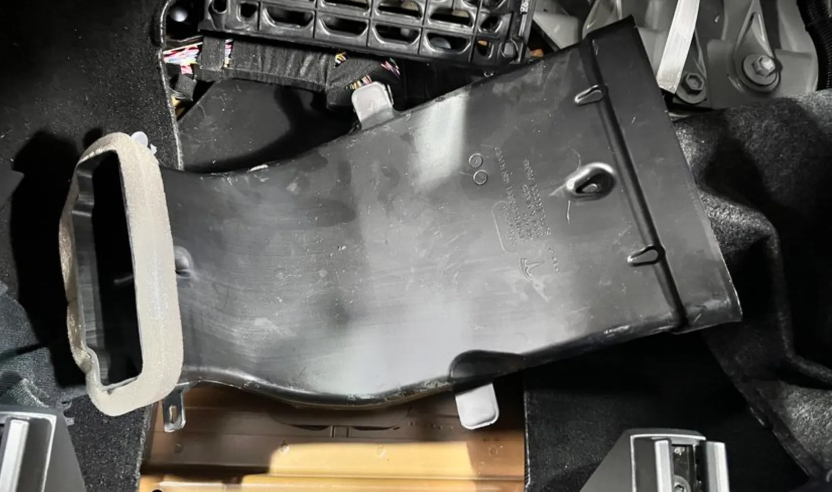 1874929-00-B Повітропровід підйомника центральної консолі CENTER CONSOLE RISER DUCT