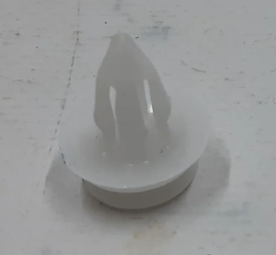 1016078-00-B Кріпильний кліп для обшивки для панелі товщиною 1.7–3 мм з отвором 7 мм TRIM CLIP