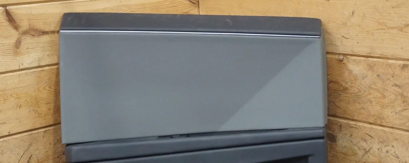 1820197-03-E Поясний молдинг — сірий — задній ліва сторона BELTLINE ASSEMBLY – GREY – REAR LEFT HAND