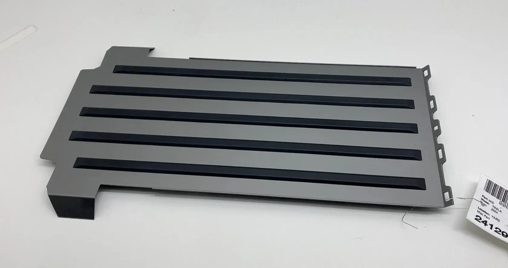 1977827-00-B Центральна підлогова накладка — нижня CENTER FLOOR TRIM – LOWER