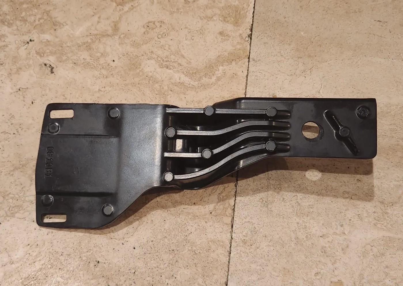 1901719-00-F Правий кронштейн підсвітки підніжки LAMP STEP BRACKET – RIGHT HAND