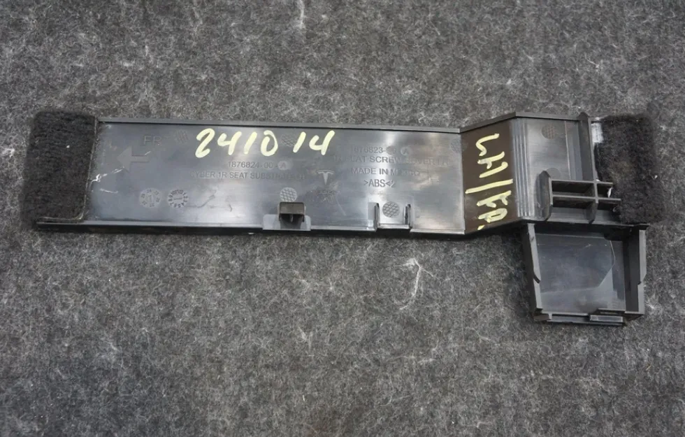 1876823-00-A Перший ряд — кришка для гвинтів сидіння ліва сторона FIRST ROW SEAT SCREW COVER LEFT HAND