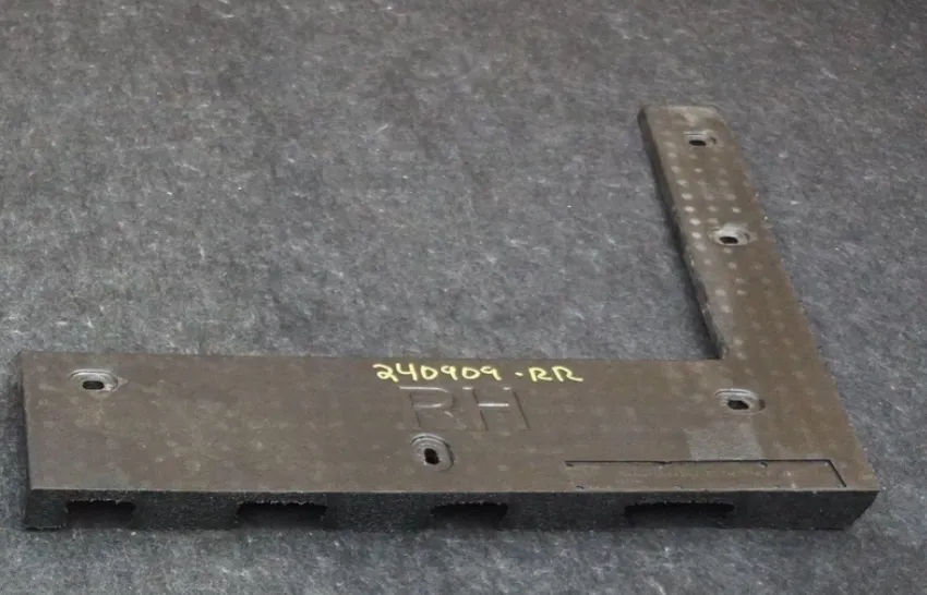 1684649-00-C Правий центральний кронштейн підніжки облицювання FASCIA STEP BRACKET CENTER – RIGHT HAND
