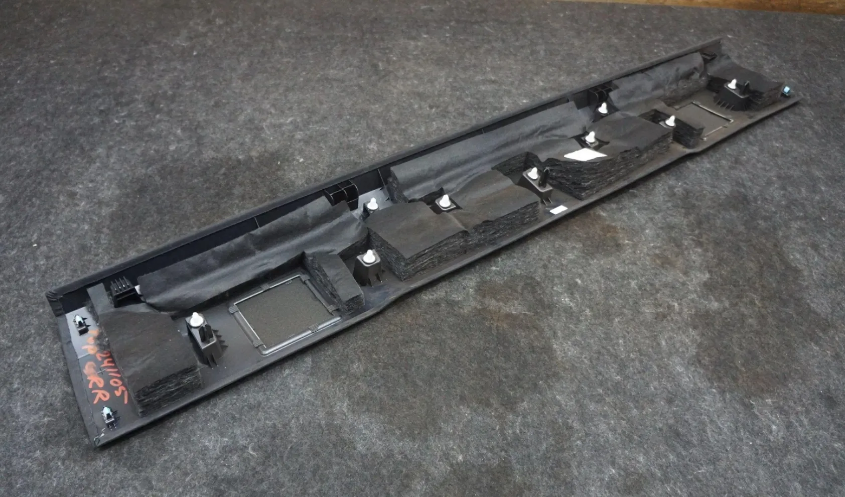 1902893-00-D Задня верхня обшивка (карнизна обшивка) REAR HEADER TRIM