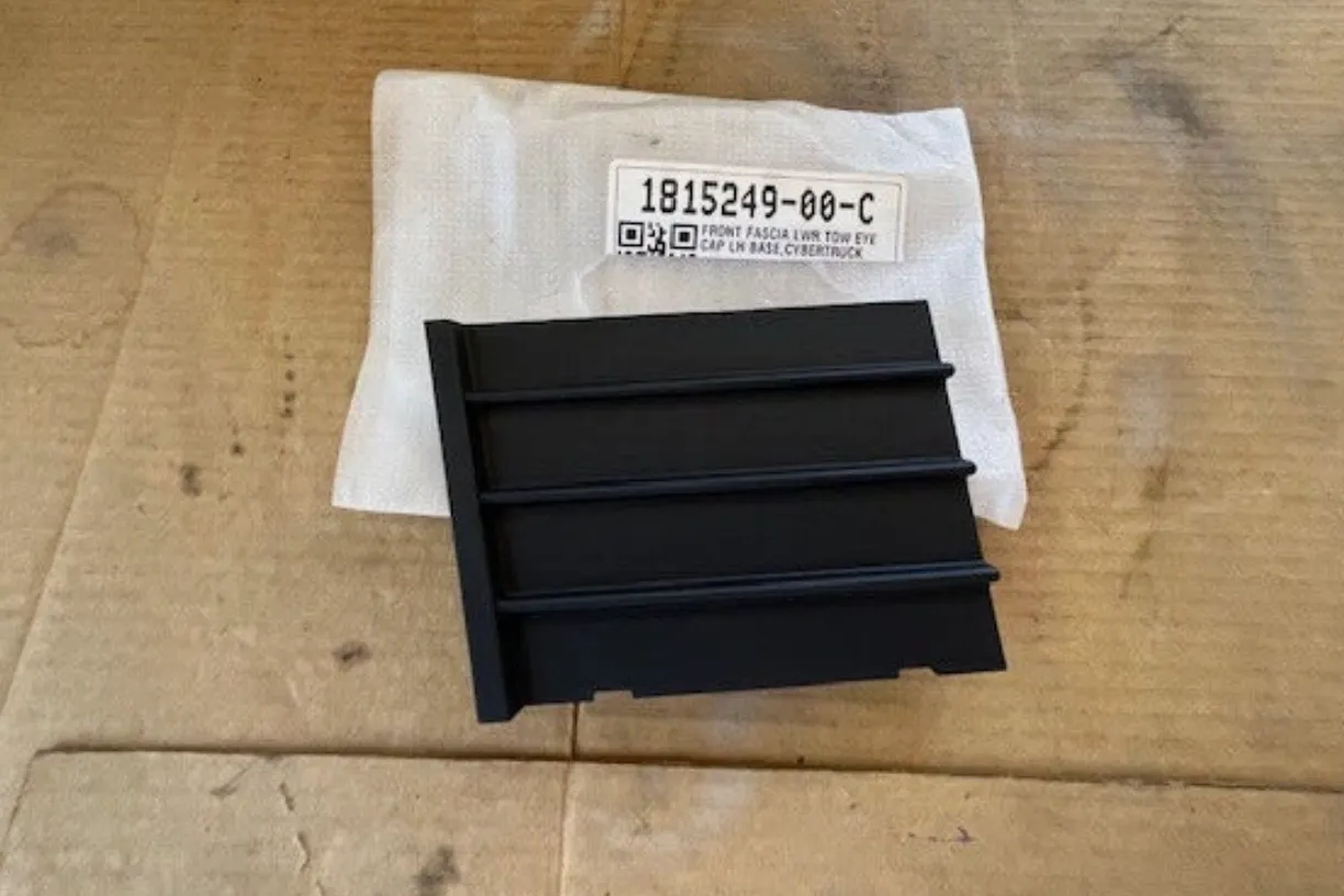 1815272-00-C Ліва нижня заглушка буксирувального вушка LOWER TOW EYE CAP – LEFT HAND
