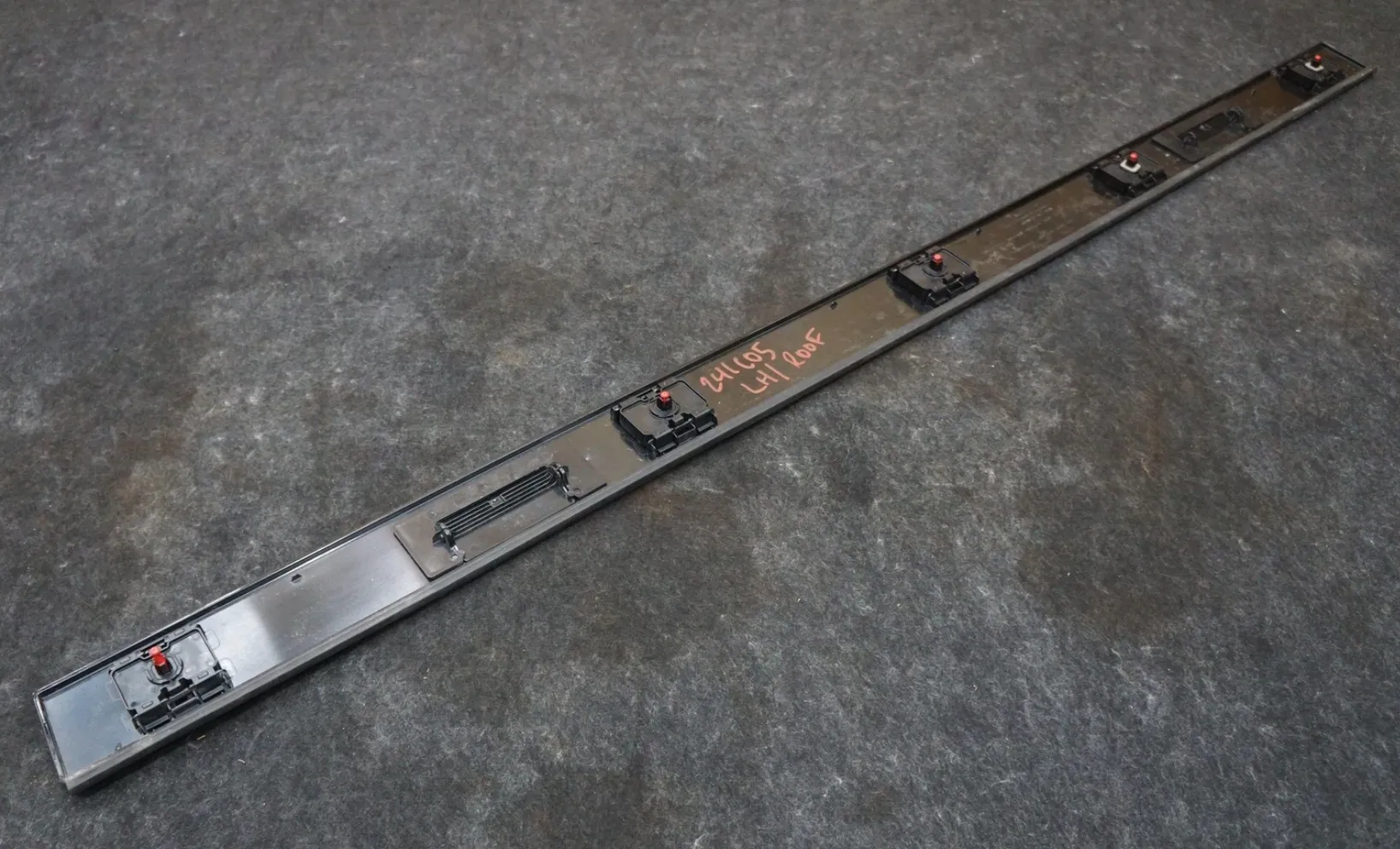 1974670-00-A Ліва декоративна накладка даху (без дверцят багажної системи) ROOF APPLIQUE – (WITHOUT RACK DOORS) – LEFT HAND