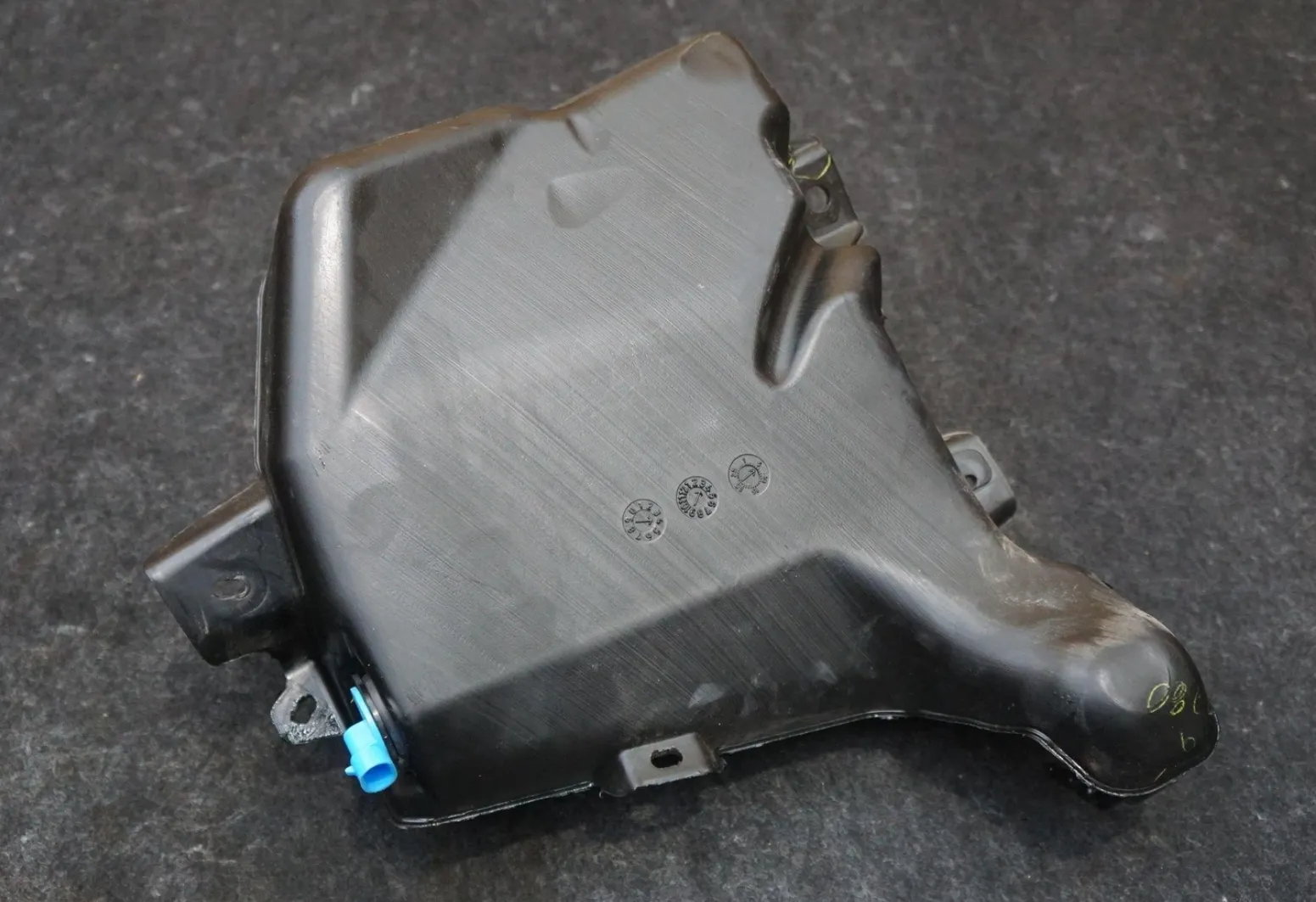 1670900-00-D Збірка бачка омивача WASHER TANK ASSEMBLY