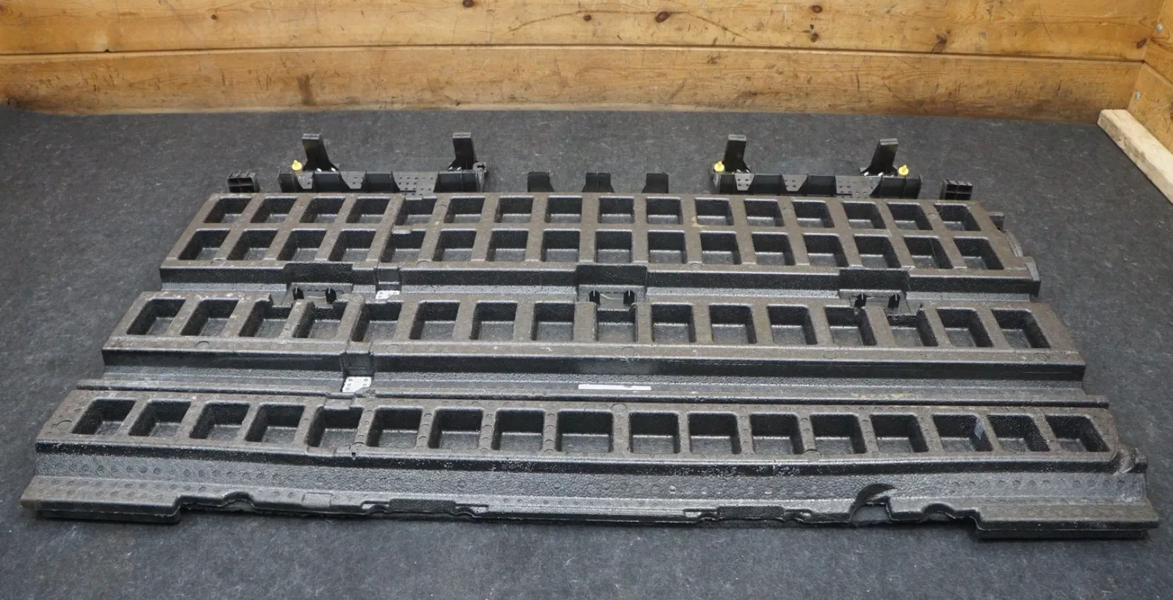 1877871-00-F Збірка заднього килимка REAR CARPET ASSEMBLY