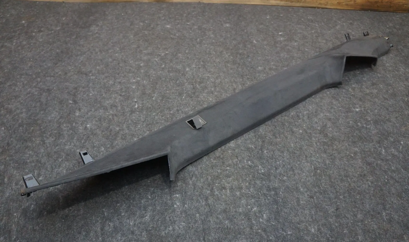 1896257-00-E Задня обшивка стелі — ліва сторона REAR HEADLINER – LEFT HAND
