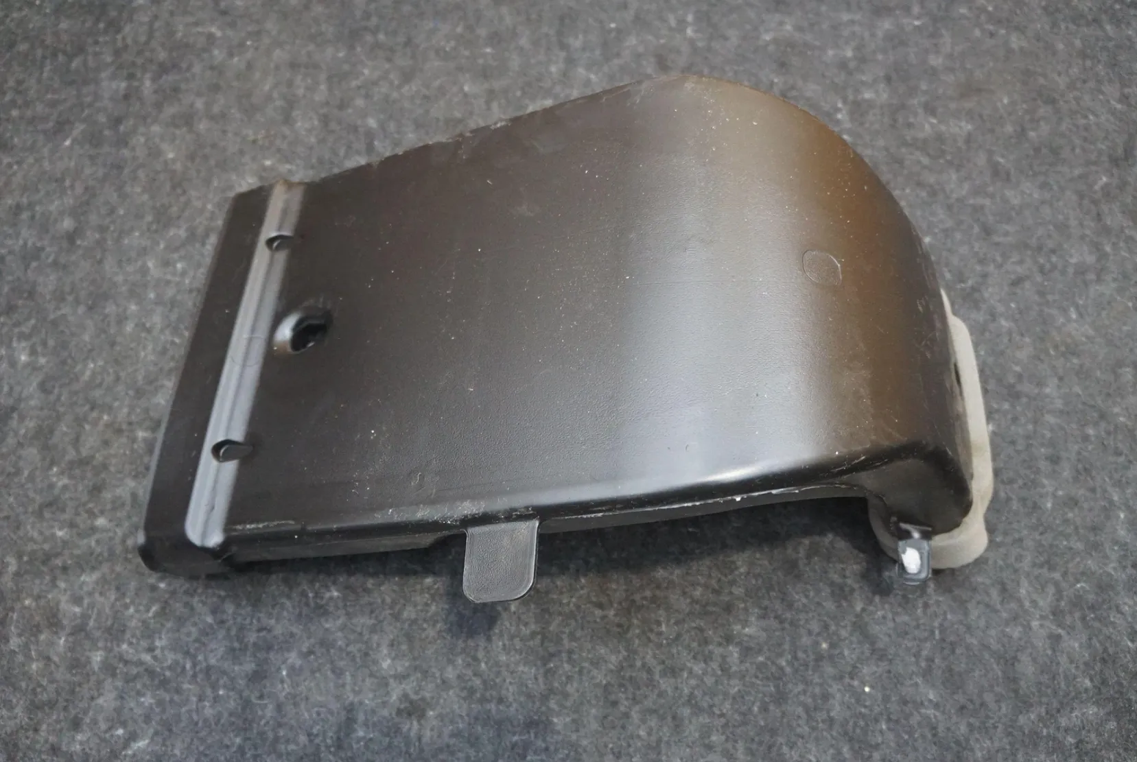 1874929-00-B Повітропровід підйомника центральної консолі CENTER CONSOLE RISER DUCT