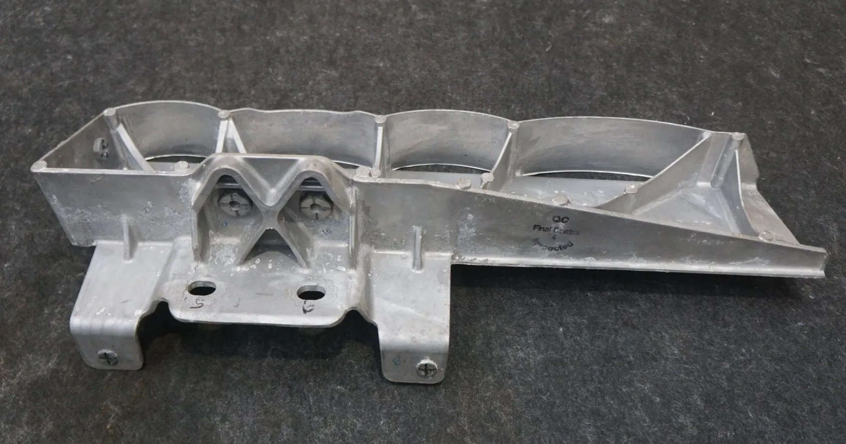 1849710-00-H Збірка литого бампера — права сторона CAST BUMPER ASSEMBLY – RIGHT HAND