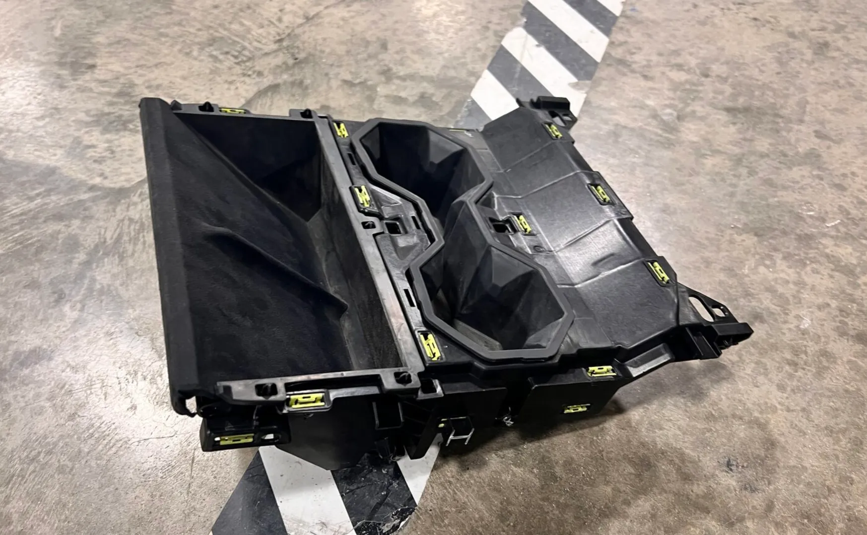 1937204-00-F Підасемблея підстаканника центральної консолі CENTER CONSOLE CUPHOLDER SUB-ASSEMBLY