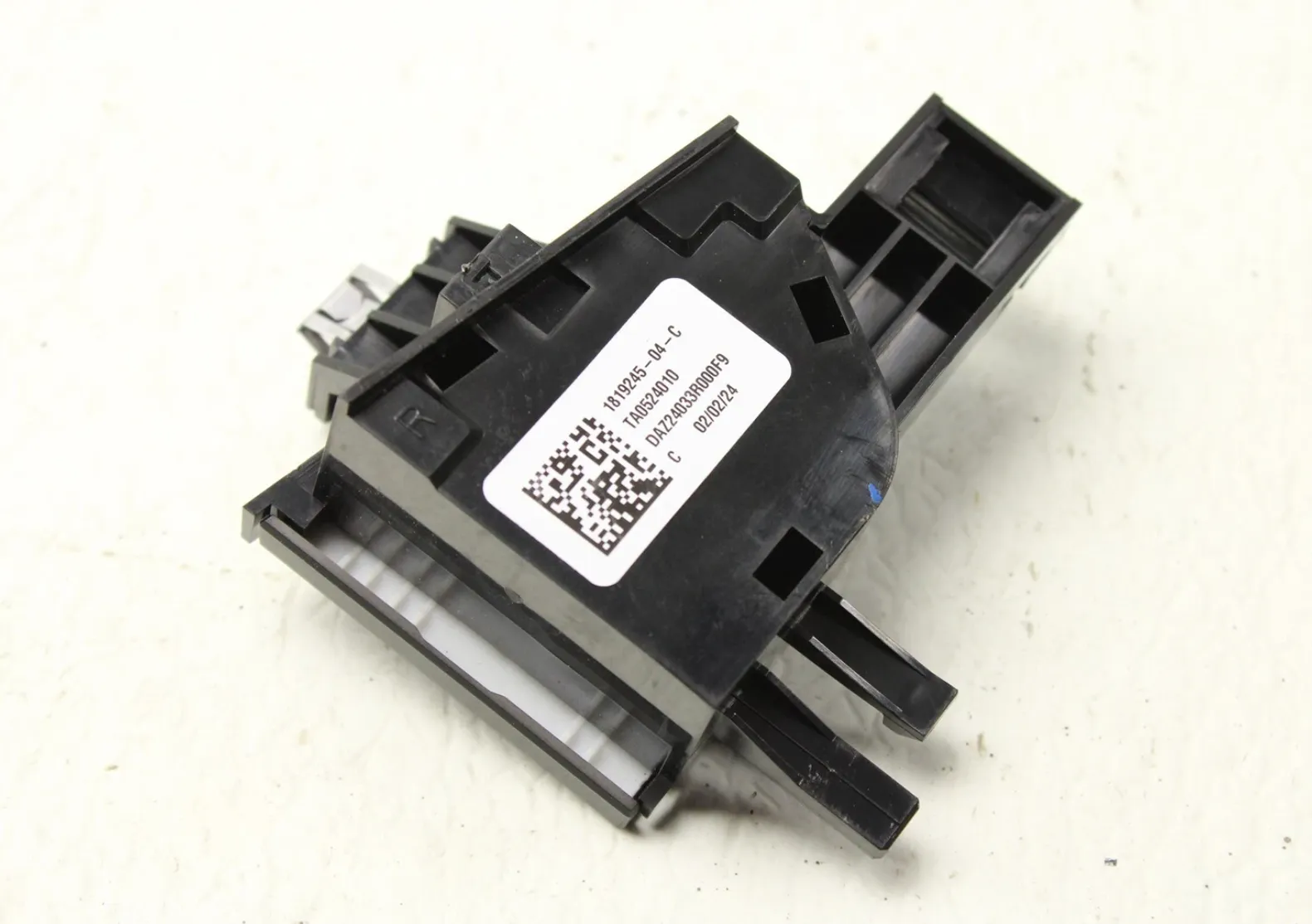1819245-04-C Електричний перемикач відкриття дверей — правий ELECTRIC DOOR RELEASE SWITCH – RIGHT HAND