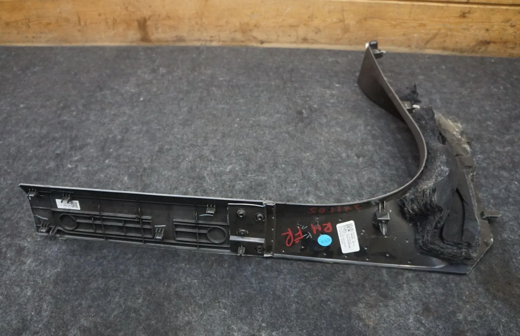 1905504-00-F Оздоблення нижньої частини передньої правої стійки (A-подібної) A-PILLAR LOWER TRIM RIGHT