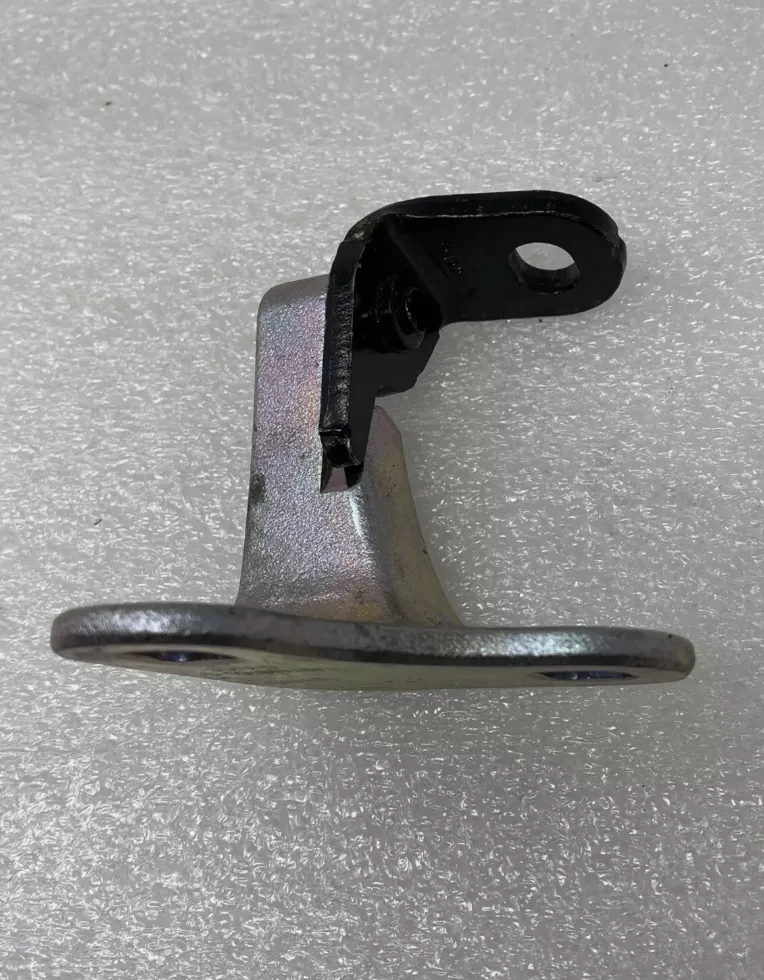 1801461-ST-B Нижня петля передніх дверей права DOOR HINGE – FRONT – LOWER – RIGHT HAND