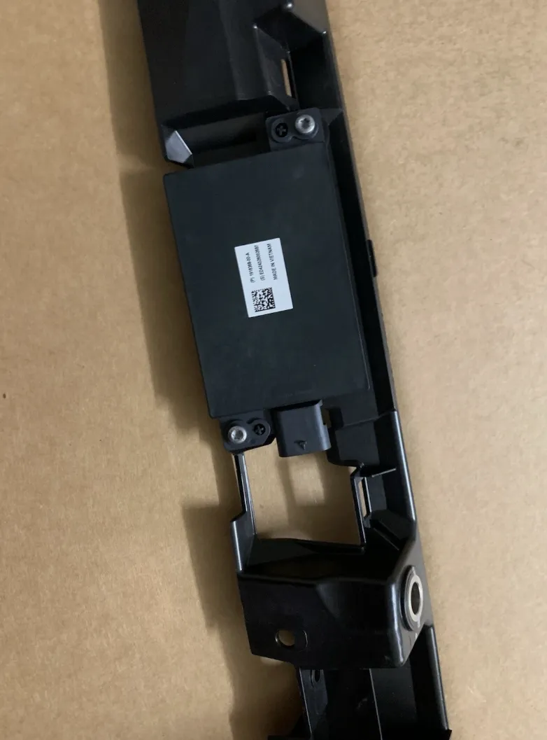 1783428-00-E Кріплення передньої накладки-розширювача лівого переднього крила CARRIER – FRONT FENDER FLARE FORE – LEFT HAND