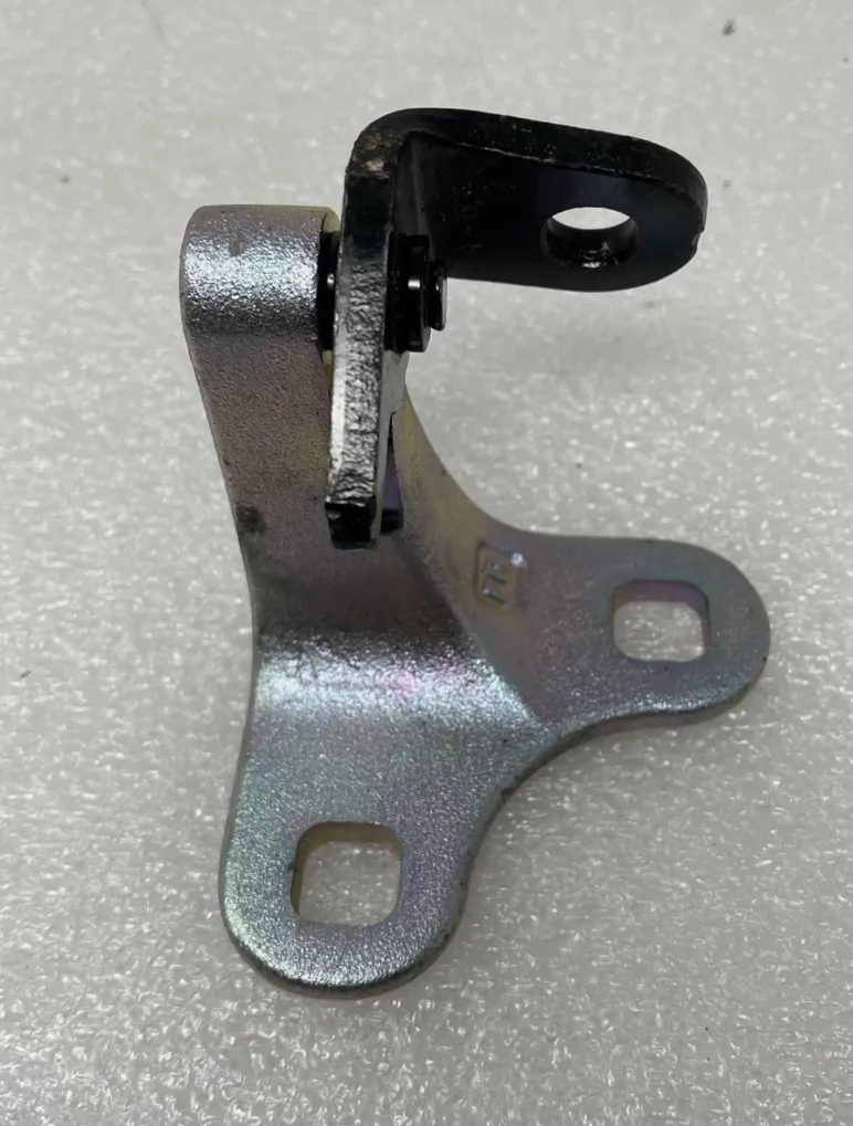 1801461-ST-B Нижня петля передніх дверей права DOOR HINGE – FRONT – LOWER – RIGHT HAND