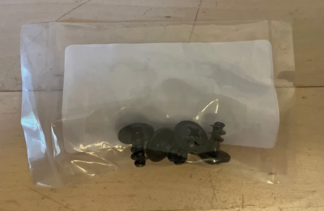 1646853-00-A Кріплення переднього та заднього номерного знака FRONT & REAR LICENSE PLATE FASTENERS