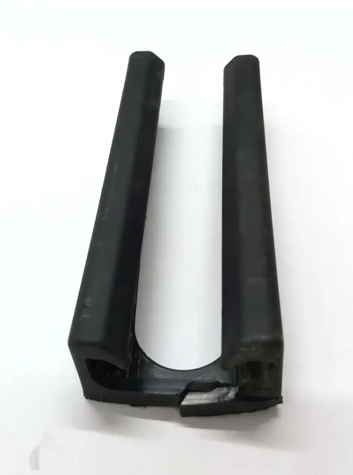 1551555-00-C Кришка рейки першого ряду сидінь FIRST ROW TRACK COVER