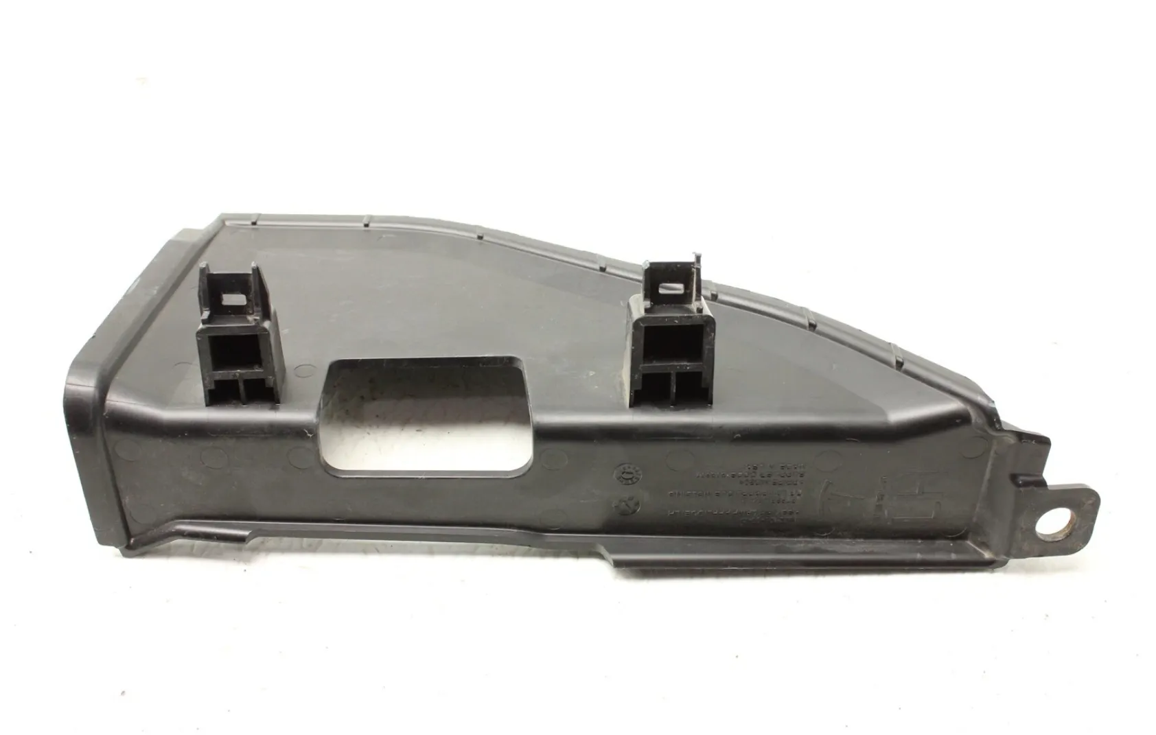 1922105-00-D Накладка-заглушка заднього ліхтаря – ліва сторона REAR LAMP CLOSEOUT APPLIQUE – LEFT HAND