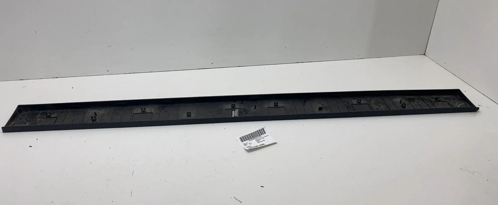 2037459-97-A Накладка верхньої частини заднього борту TAILGATE TOP APPLIQUE