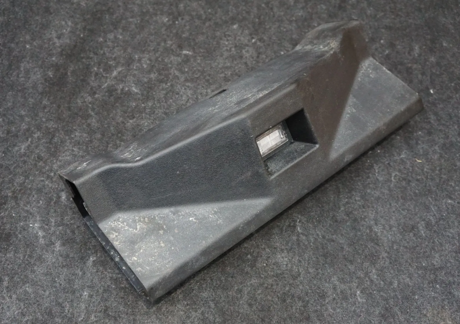 1894877-00-A Накладка на поперечину підйомника сидіння першого ряду FIRST ROW SEAT RISER CROSSMEMBER COVER