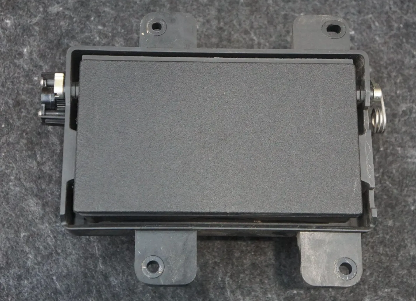 1857224-00-G Збірка вихідної дверки вантажного відсіку BED OUTLET DOOR ASSEMBLY