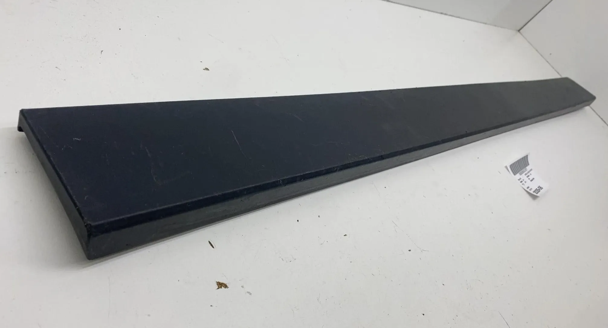 2037459-97-A Накладка верхньої частини заднього борту TAILGATE TOP APPLIQUE