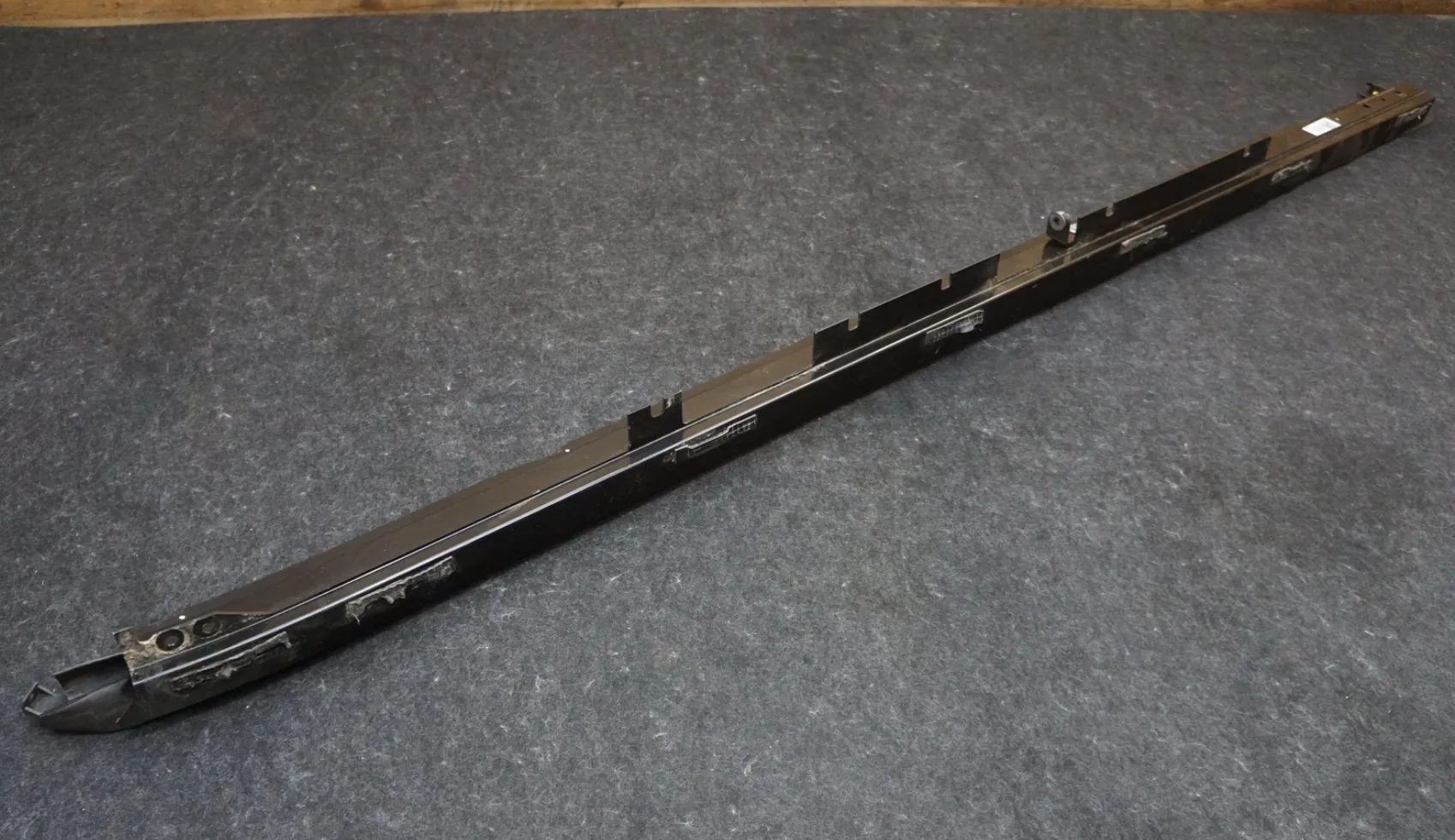 1852129-00-F Збірка горизонтальної рейки тонно (права сторона) TONNEAU HORIZONTAL RAIL ASSEMBLY – RIGHT HAND