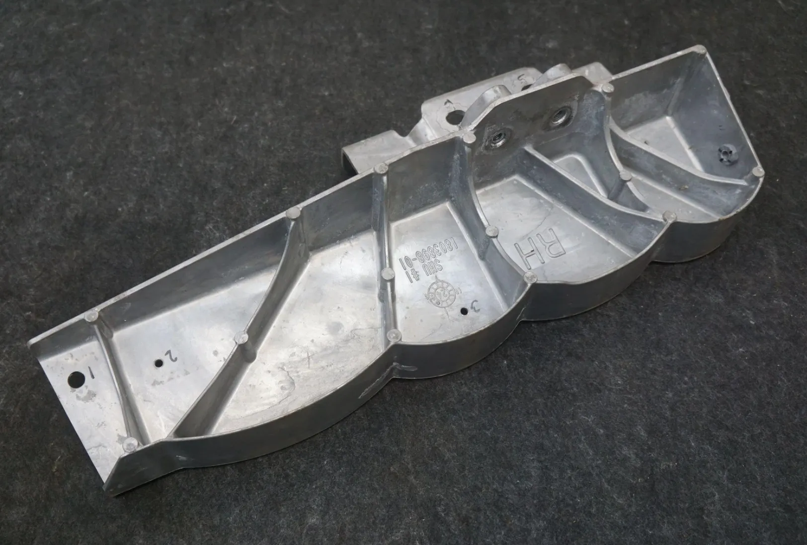 1849710-00-H Збірка литого бампера — права сторона CAST BUMPER ASSEMBLY – RIGHT HAND