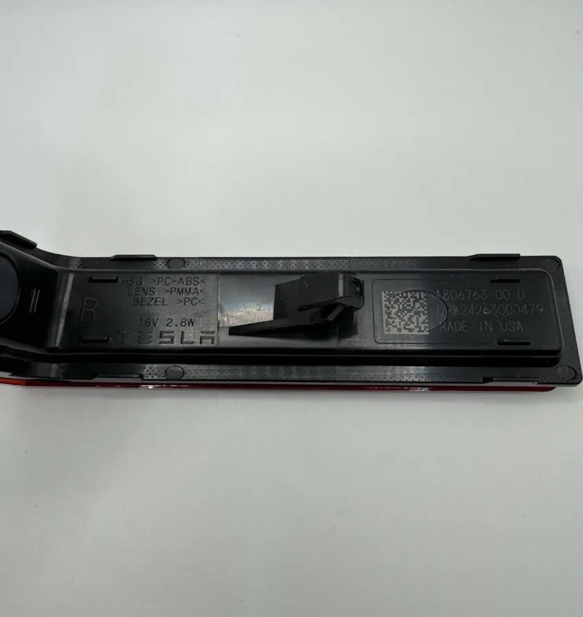 1806763-00-D Світловий маркер задній — права сторона REAR MARKER LAMP – RIGHT HAND