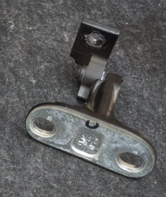 1801460-ST-B Верхня права петля передніх дверей DOOR HINGE – FRONT – UPPER – RIGHT HAND