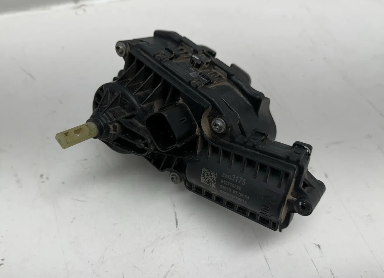 1857042-00-A Замок із довтягуванням заднього борту права сторона TAILGATE CINCHING LATCH – RIGHT HAND