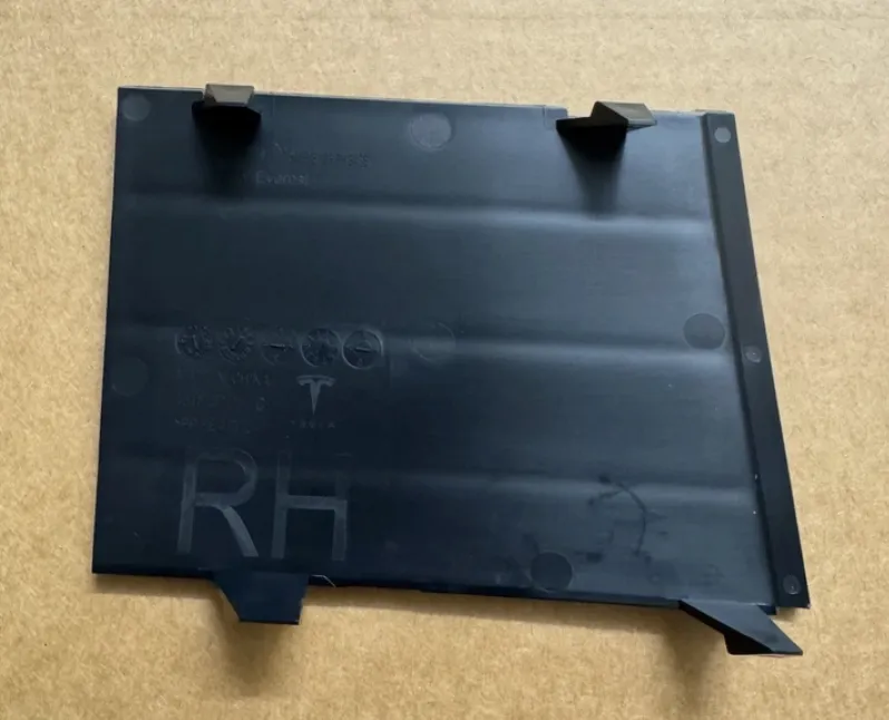 1815273-00-C Права нижня заглушка буксирувального вушка LOWER TOW EYE CAP – RIGHT HAND