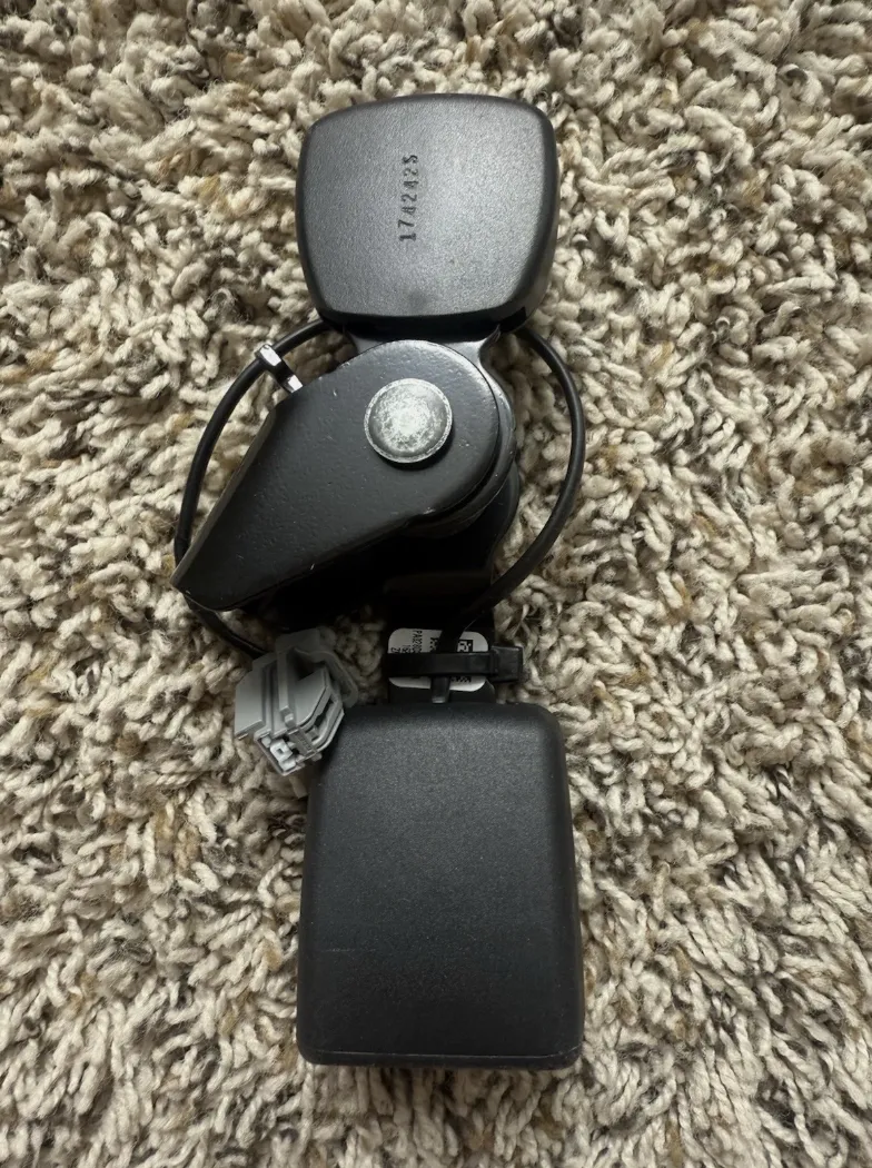 1836994-N1-B Лівий замок ременя безпеки другого ряду SECOND ROW – SEAT BELT BUCKLE – LEFT HAND
