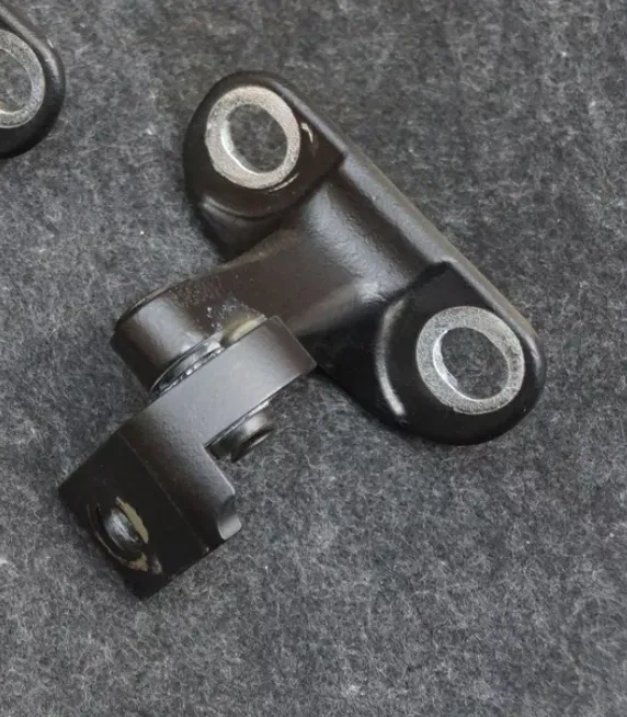 1801458-ST-B Верхня ліва петля передніх дверей DOOR HINGE – FRONT – UPPER – LEFT HAND