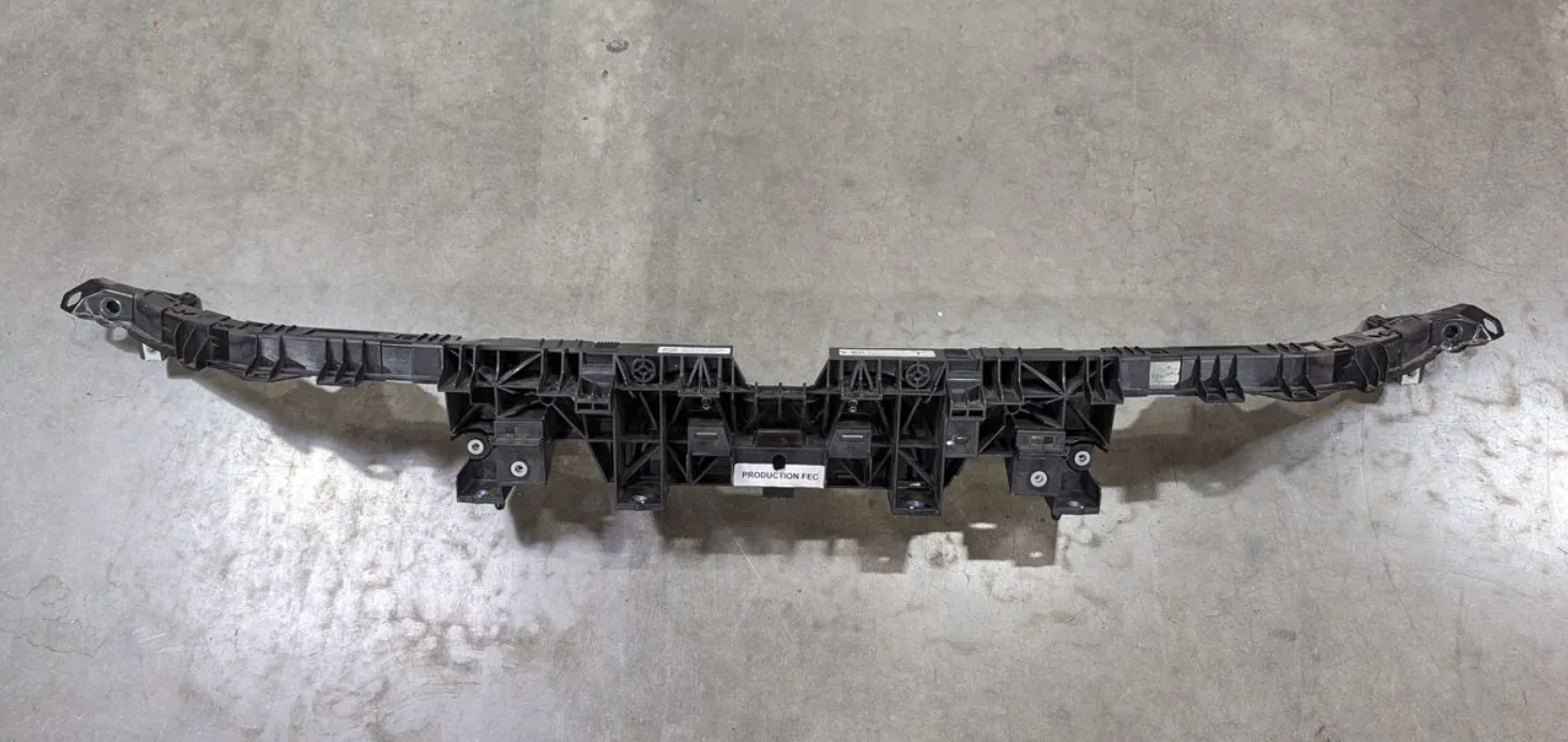 1738000-00-D Пластикова збірка переднього несучого каркасу FRONT END CARRIER PLASTIC ASSEMBLY