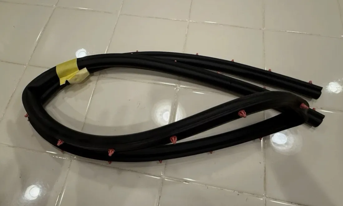 1808596-00-A Допоміжний ущільнювач задніх правих дверей SECONDARY SEAL – REAR DOOR – RIGHT HAND