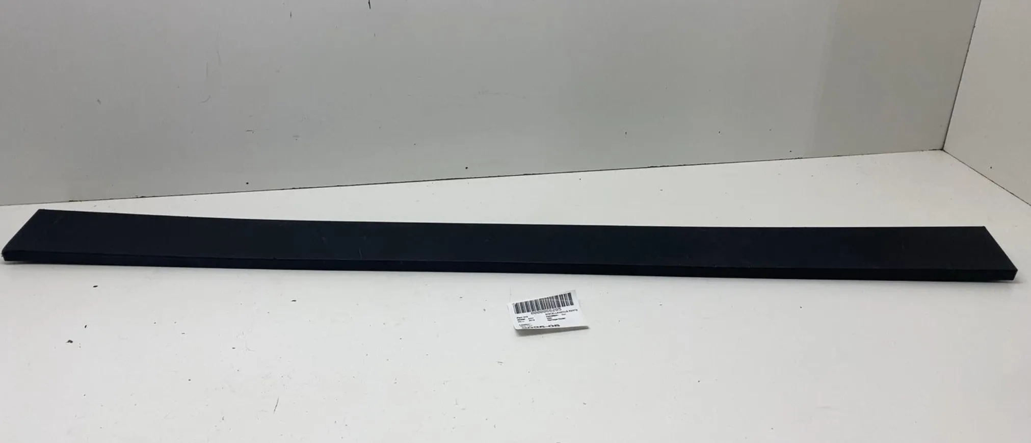 2037459-97-A Накладка верхньої частини заднього борту TAILGATE TOP APPLIQUE