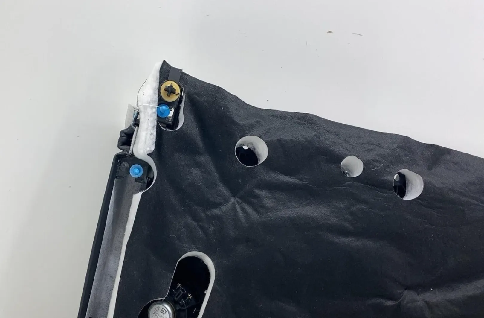 1831879-00-E Задній шумопоглинальний піноматеріал – ліва сторона REAR NVH FOAM – LEFT HAND