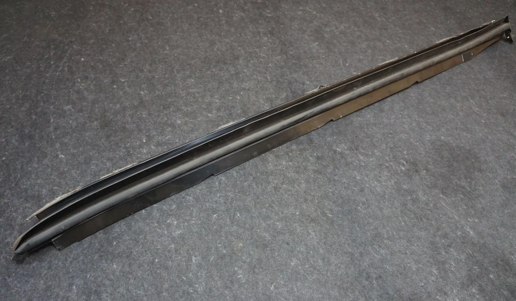1852129-00-F Збірка горизонтальної рейки тонно (права сторона) TONNEAU HORIZONTAL RAIL ASSEMBLY – RIGHT HAND