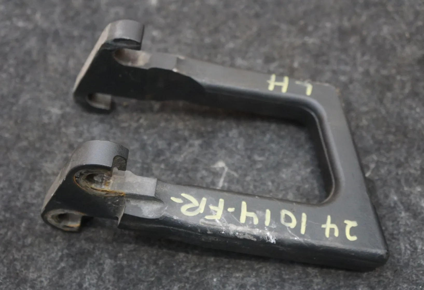 1250542-00-B Буксирувальний гак — ліва сторона RECOVERY HOOK – LEFT HAND